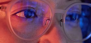 Augen hinter einer Brille