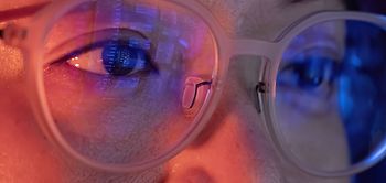 Augen hinter einer Brille