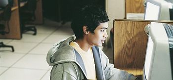 Ausländer Junge Computer