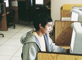 Ausländer Junge Computer