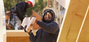 Ausländisch aussehende Männer bei Arbeit auf Bau