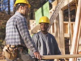 Männer bei Arbeit auf Baustelle