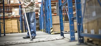 Putzkraft beim Wischen in Halle