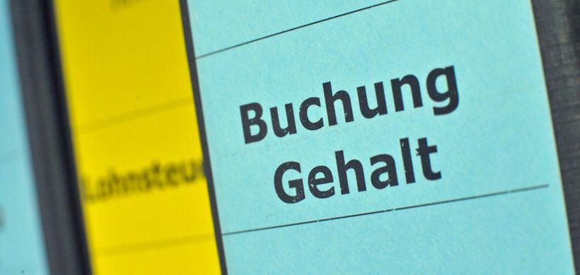 Ausschnitt eines blaugrünen Ordnerrückens beschriftet mit "Buchun