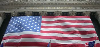 Außenansicht Gebäude New York Stock Exchange mit Fahnen