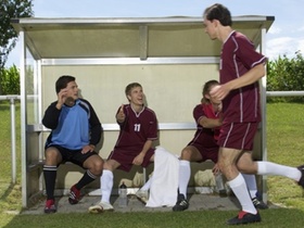 Ausgewechselter Fußballspieler klatscht Kameraden ab, fully_released