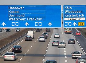 Autobahn A5 mit Richtungschildern Westkreuz Frankfurt Hannover