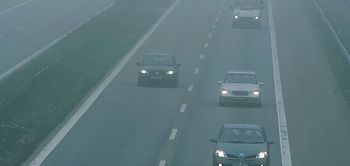 Autobahn bei Nebel 