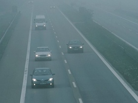 Autobahn bei Nebel