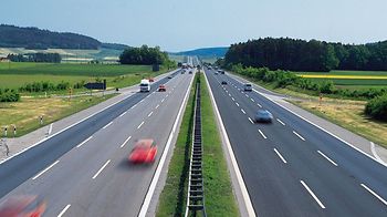 Autobahn rasende Autos