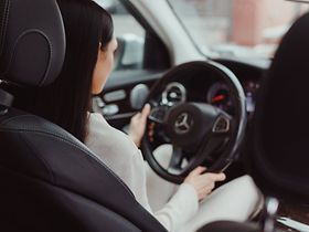 Autofahren Außendienst Termin Frau Dienstwagen