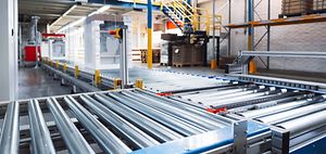 Automatisierte Fördertechnik in industrieller Produktionshalle