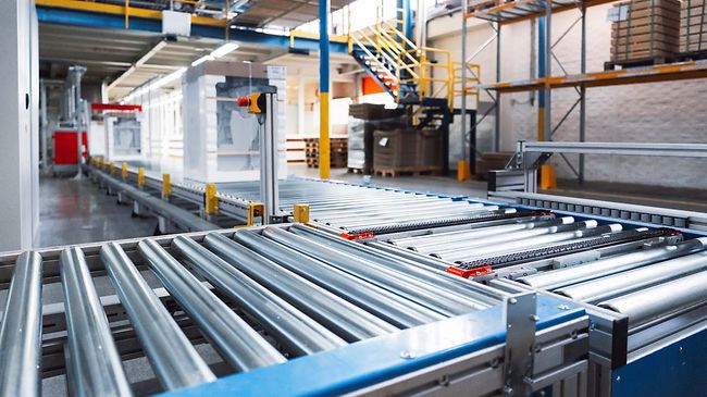Automatisierte Fördertechnik in industrieller Produktionshalle