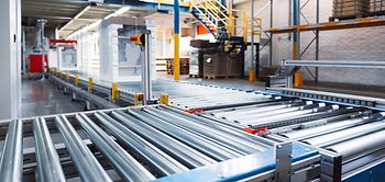 Automatisierte Fördertechnik in industrieller Produktionshalle