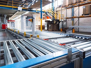 Automatisierte Fördertechnik in industrieller Produktionshalle