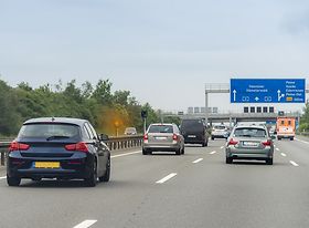Autos auf Autobahn mit Radarfalle die gerade blitzt