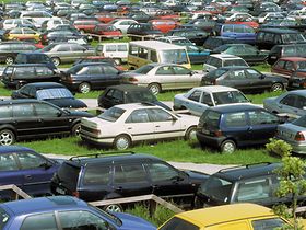 Autos auf Wiesenparkplatz