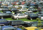 Autos auf Wiesenparkplatz