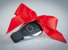Autoschlüssel mit roter Schleife