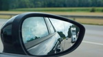 Autospiegel zeigt Autos auf Autobahn