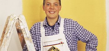 Azubi Schüler Maler mit Pinsel in der Hand