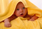 Baby unter gelber Decke