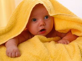 Baby unter gelber Decke