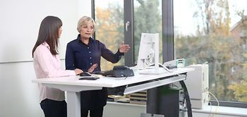 BAD Ältere Frau an Schreibtisch