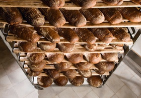 Bäckerei, frische Brote kühlen auf Gestell aus