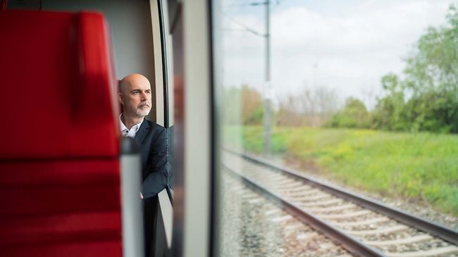 Bahnreisen_Pendler_Zugfenster_Landschaft