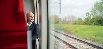 Bahnreisen_Pendler_Zugfenster_Landschaft