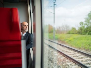 Bahnreisen_Pendler_Zugfenster_Landschaft