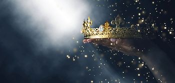 Gold vergoldet Krone spacig dunkler Hintergrund