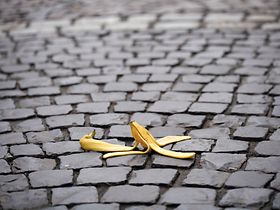 Bananenschale auf Kopfsteinpflaster