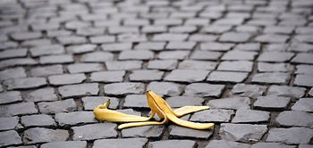 Bananenschale auf Kopfsteinpflaster
