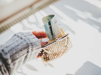 Bargeld und Geldbörse als Symbol für verfügbare Mittel