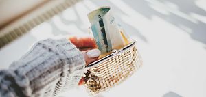 Bargeld und Geldbörse als Symbol für verfügbare Mittel