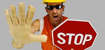 Bauarbeiter der ein Stopschild in der Hand hält