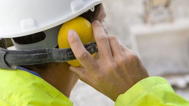 Bauarbeiter Helm weiß Gehörschutz
