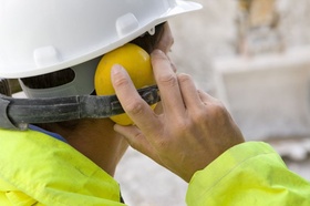 Bauarbeiter Helm weiß Gehörschutz