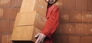 Arbeitgeber darf auf rote Arbeitskleidung bestehen