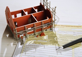 Hausmodell im Rohbau auf Bausparvertrag