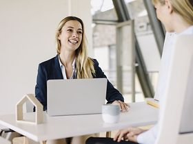 Baufinanzierung Finanzierung Frauen Büro Laptop Wohneigentum