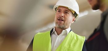 Bauhelm Bauarbeiter Arbeitskleidung Sicherheitsweste