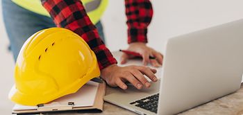 Bauhelm Laptop Architekt Bauarbeiter Reißbrett