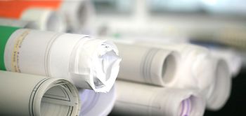 Baupläne zusammen gerollt