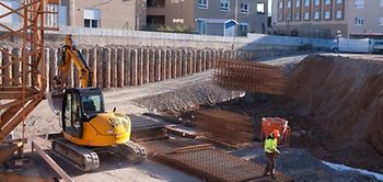 Baustelle Baugrube Bauarbeiter Häuser Wohngebiet Bagger
