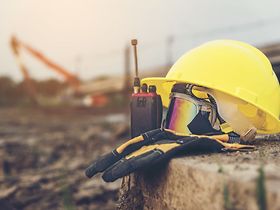 Baustelle Bauhelm Pause Stillstand