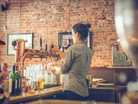 Bedienung Bar Bier Theke