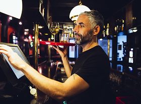 Bedienung mittleren Alters in einer Kneipe